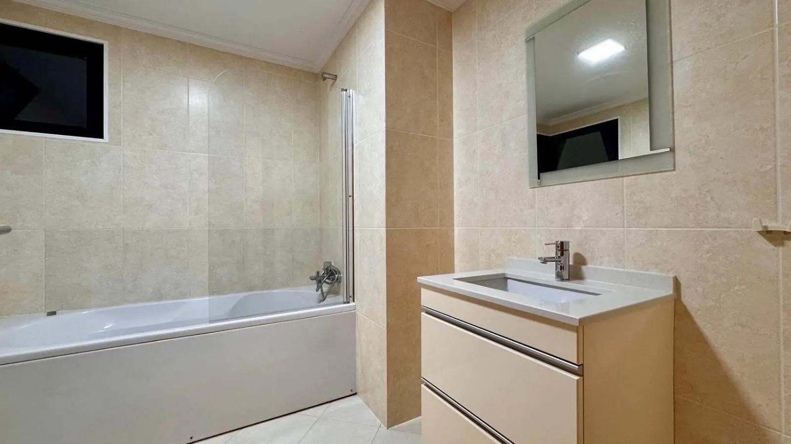 Coastal Comfort At Riverside - 4 Min To Airport! Santa Cruz