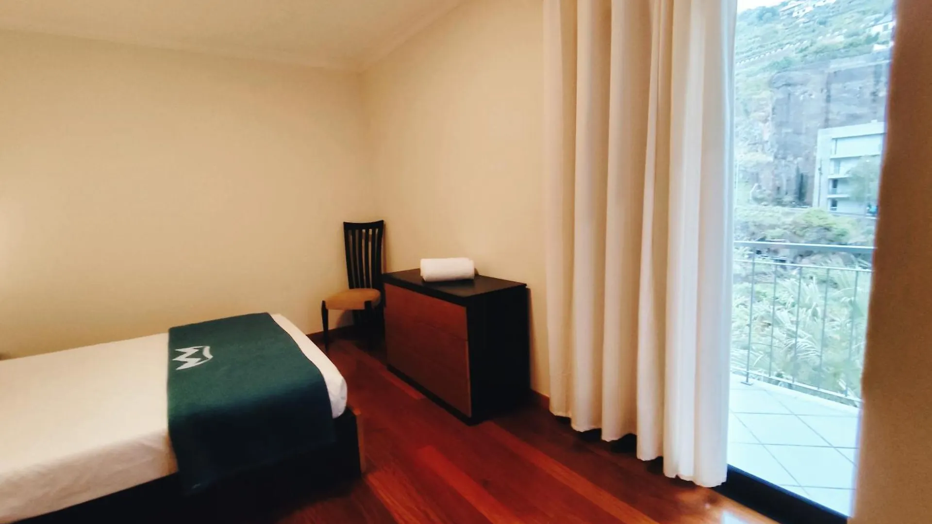Coastal Comfort At Riverside - 4 Min To Airport! Santa Cruz  Pensjonat Santa Cruz (Madeira)